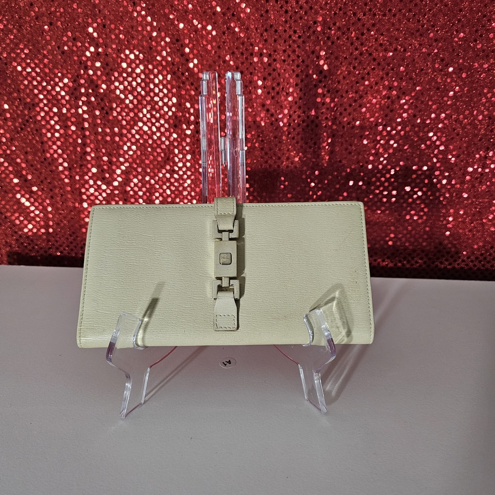 Gucci Cream Wallet Sophisticated Minimalist Design